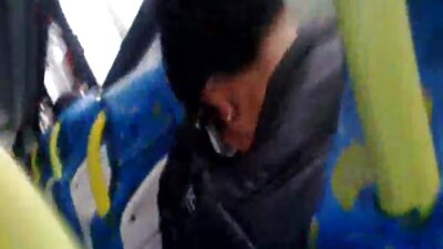 Prietena fierbinte o trage de păr și își ejacizează filme porno xxx cu pule mari pe spate în timpul sexului în stil cățeluș.