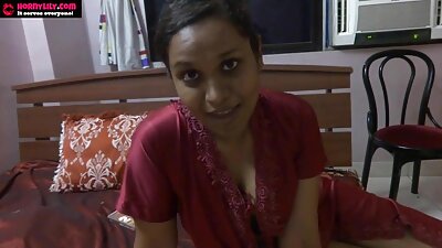 O porno mature cu floci fată într-un halat de baie roz i se pune între picioare.