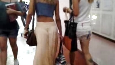 Așa se întâmplă când fetele căsătorite se masturbează singure femei cu floci la pizda în baie.