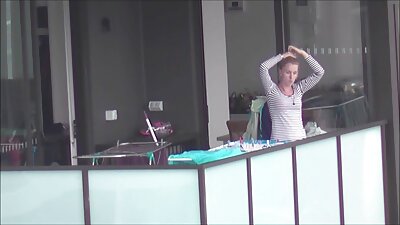 Trișează în lindicuri mari ziua nunții în timp ce la telefon cu mirele vorbind cu prietenul său.