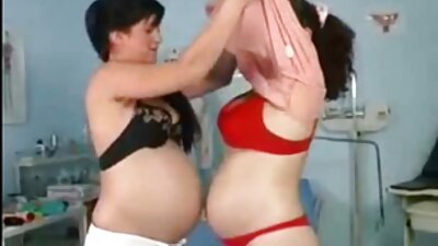 Fratele vitreg și sora și-au surprins strămoșii făcând sex și se trag după colț privind filme porno cu cele mai mari puli în cameră.