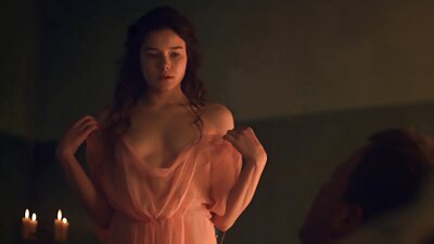 O poze cu lindic gimnastă adultă în sex se simte încrezătoare ca într-o competiție.