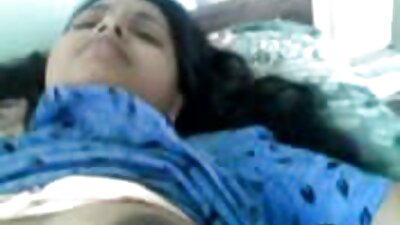 Sora vitregă a surprins un tip care se uită la fotografii porno și s-a oferit să o film porno cu pule mari tragă.